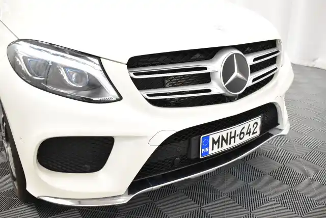 Valkoinen Maastoauto, Mercedes-Benz GLE – MNH-642
