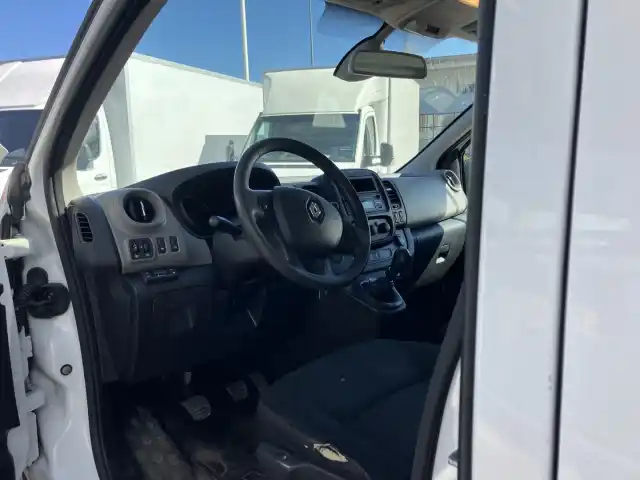 Valkoinen Pakettiauto, Renault Trafic – MNH-713