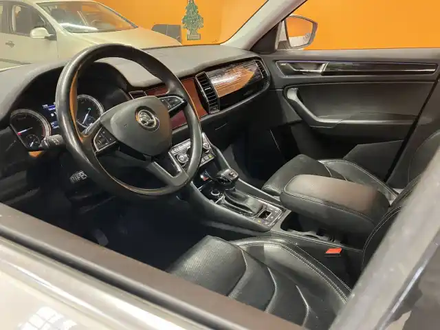 Valkoinen Maastoauto, Skoda Kodiaq – MNJ-301