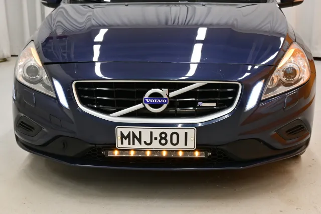Sininen Sedan, Volvo S60 – MNJ-801