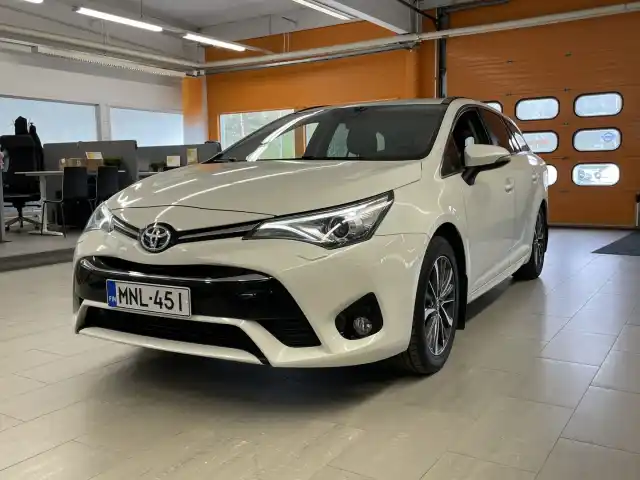 Valkoinen Farmari, Toyota Avensis – MNL-451