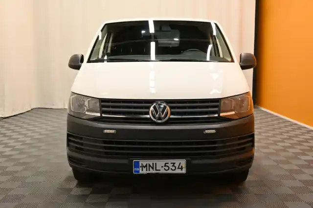 Valkoinen Pakettiauto, Volkswagen Transporter – MNL-534