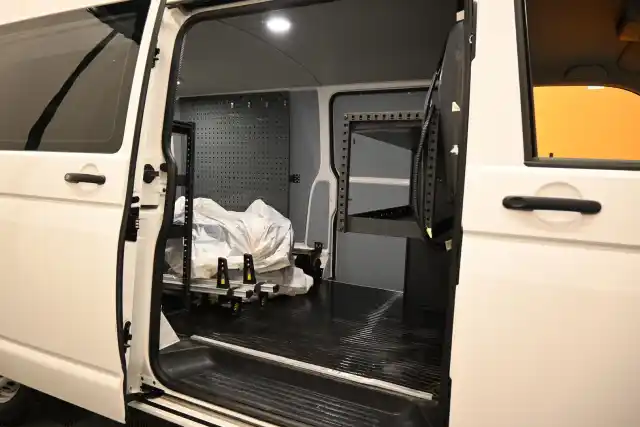 Valkoinen Pakettiauto, Volkswagen Transporter – MNL-534