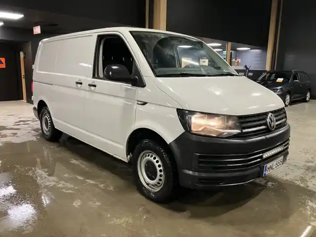 Valkoinen Pakettiauto, Volkswagen Transporter – MNL-555