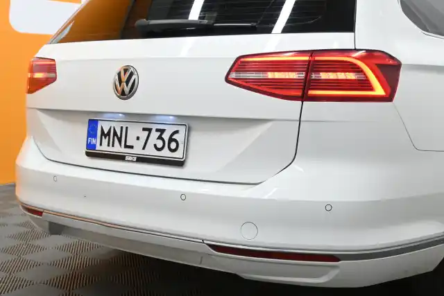 Valkoinen Farmari, Volkswagen Passat – MNL-736