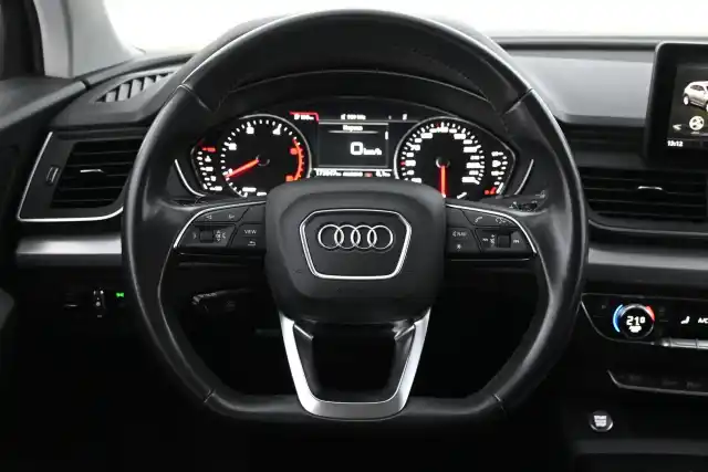Valkoinen Maastoauto, Audi Q5 – MNM-885