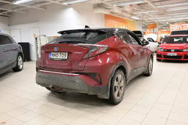 Punainen Maastoauto, Toyota C-HR – MNO-709