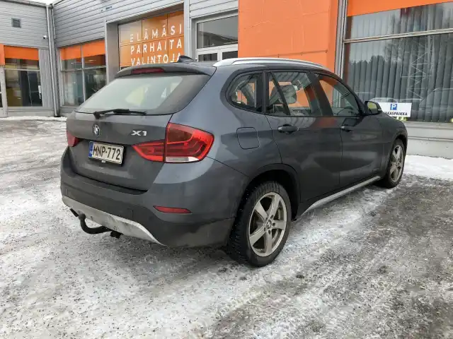 Harmaa Maastoauto, BMW X1 – MNP-772