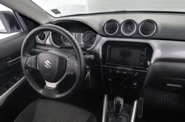 Valkoinen Maastoauto, Suzuki Vitara – MNR-208
