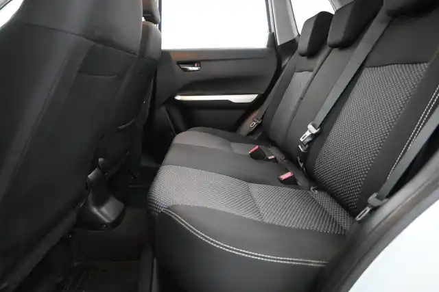 Valkoinen Maastoauto, Suzuki Vitara – MNR-208