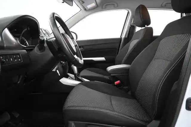 Valkoinen Maastoauto, Suzuki Vitara – MNR-208