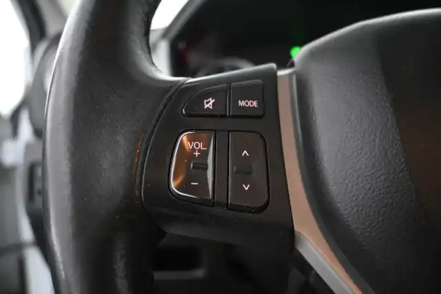 Valkoinen Maastoauto, Suzuki Vitara – MNR-208