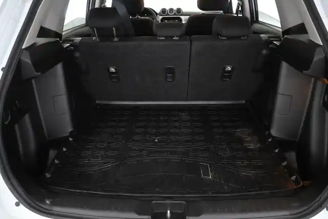 Valkoinen Maastoauto, Suzuki Vitara – MNR-208