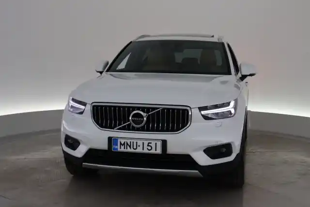 Valkoinen Maastoauto, Volvo XC40 – MNU-151