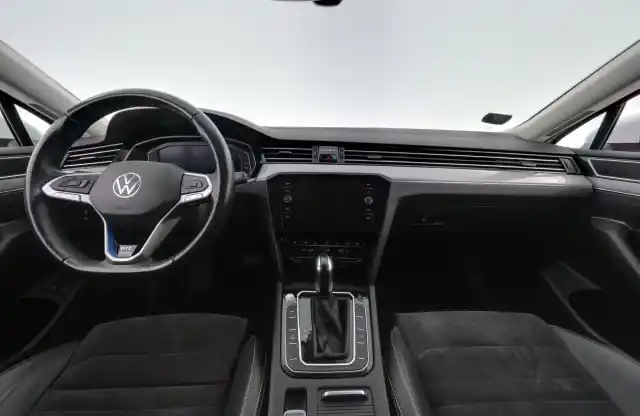 Valkoinen Farmari, Volkswagen Passat – MNU-249