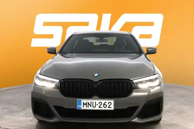 Harmaa Sedan, BMW 545 – MNU-262