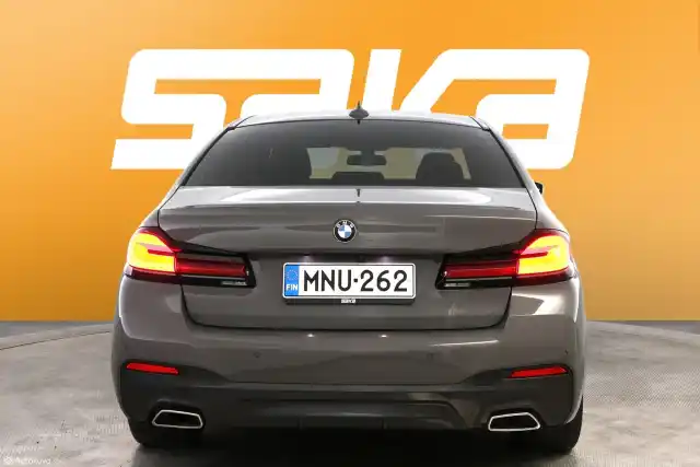 Harmaa Sedan, BMW 545 – MNU-262