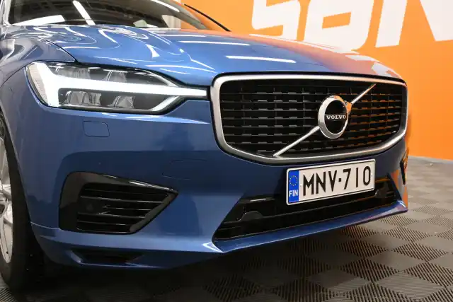 Sininen Maastoauto, Volvo XC60 – MNV-710