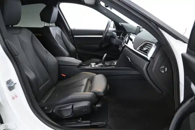 Valkoinen Sedan, BMW 320 Gran Turismo – MNX-500