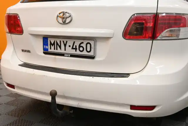 Valkoinen Farmari, Toyota Avensis – MNY-460