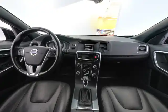 Musta Farmari, Volvo V60 Cross Country – MNZ-963
