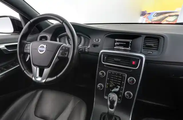 Musta Farmari, Volvo V60 Cross Country – MNZ-963
