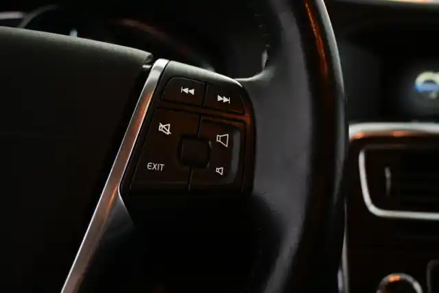Musta Farmari, Volvo V60 Cross Country – MNZ-963
