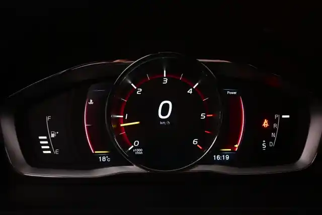 Musta Farmari, Volvo V60 Cross Country – MNZ-963
