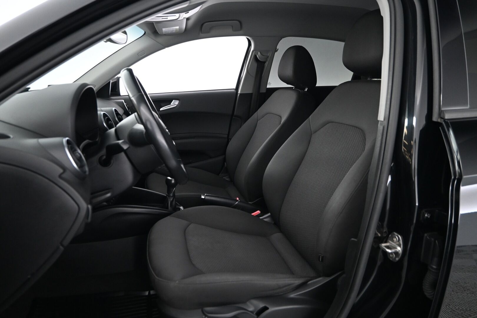 Musta Henkilöauto, Audi A1 – MOA-718