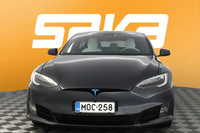 Harmaa Sedan, Tesla Model S – MOC-258