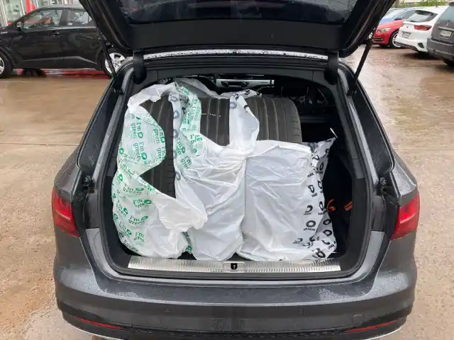 Harmaa Farmari, Audi A4 – MOE-555