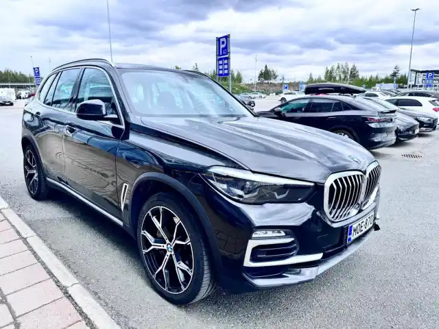Musta Maastoauto, BMW X5 – MOE-870