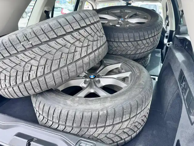Musta Maastoauto, BMW X5 – MOE-870