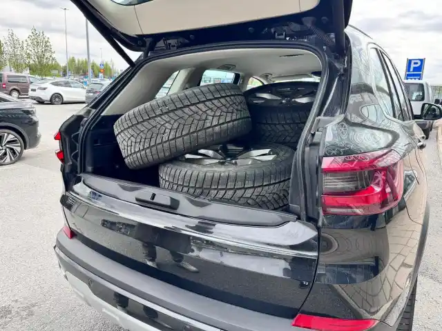 Musta Maastoauto, BMW X5 – MOE-870