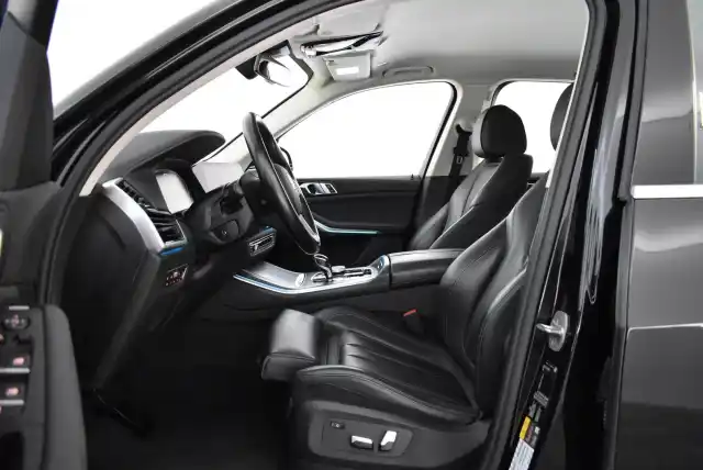Musta Maastoauto, BMW X5 – MOE-870