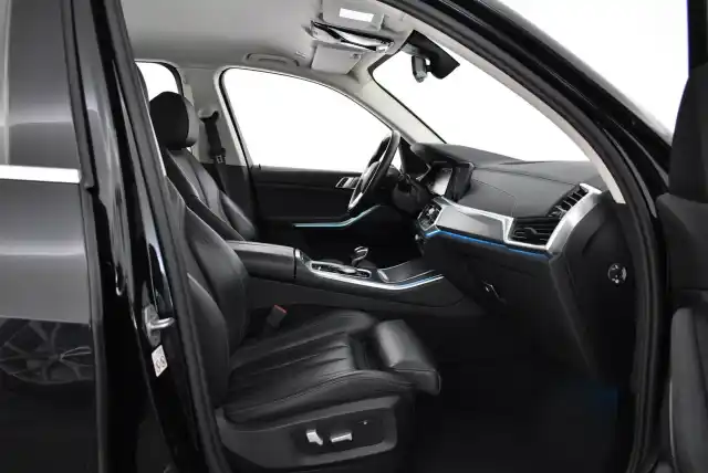 Musta Maastoauto, BMW X5 – MOE-870