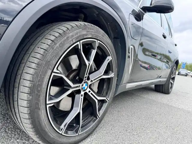 Musta Maastoauto, BMW X5 – MOE-870