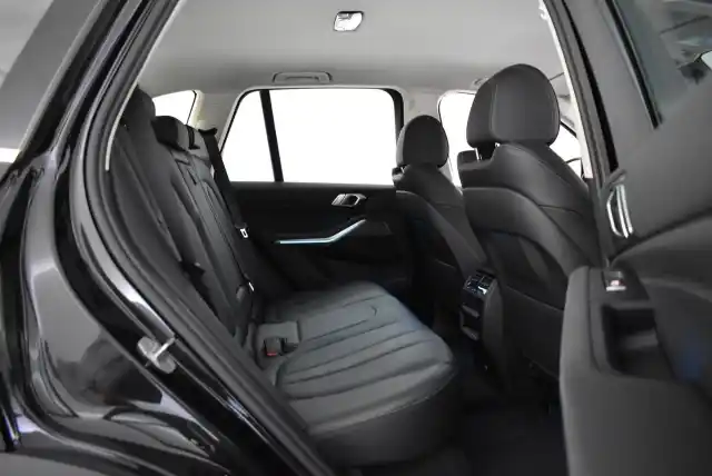 Musta Maastoauto, BMW X5 – MOE-870