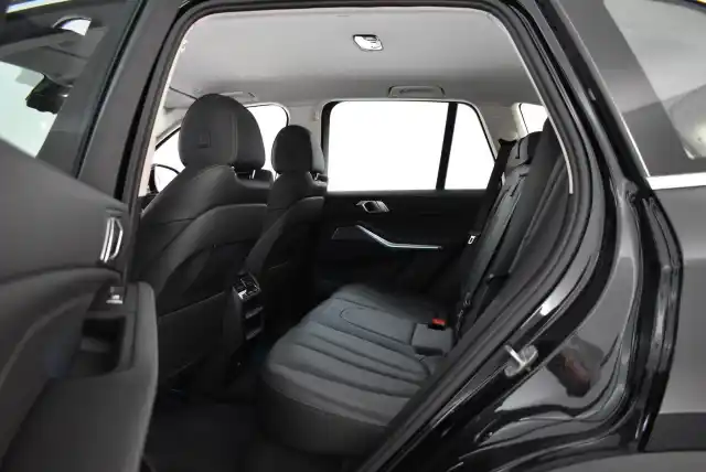 Musta Maastoauto, BMW X5 – MOE-870