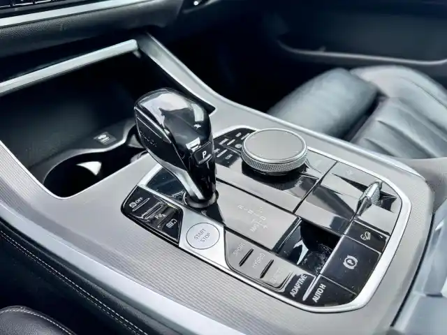 Musta Maastoauto, BMW X5 – MOE-870