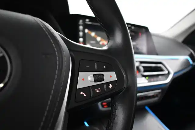 Musta Maastoauto, BMW X5 – MOE-870