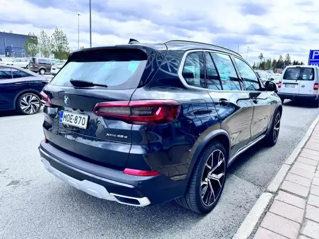 Musta Maastoauto, BMW X5 – MOE-870