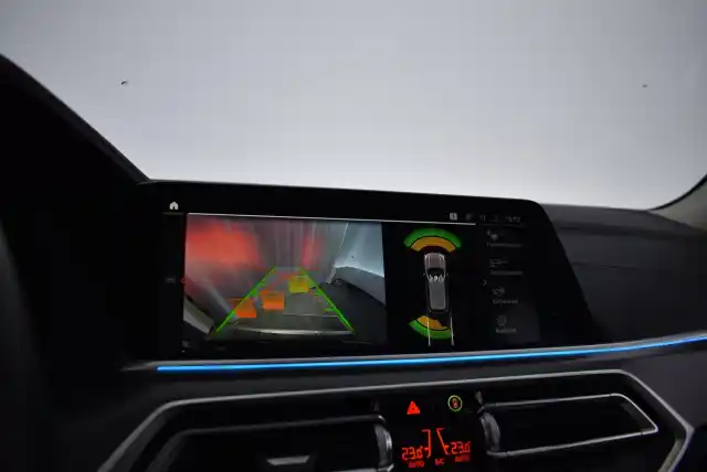 Musta Maastoauto, BMW X5 – MOE-870