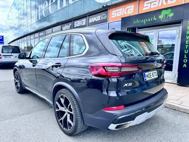 Musta Maastoauto, BMW X5 – MOE-870
