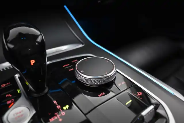 Musta Maastoauto, BMW X5 – MOE-870