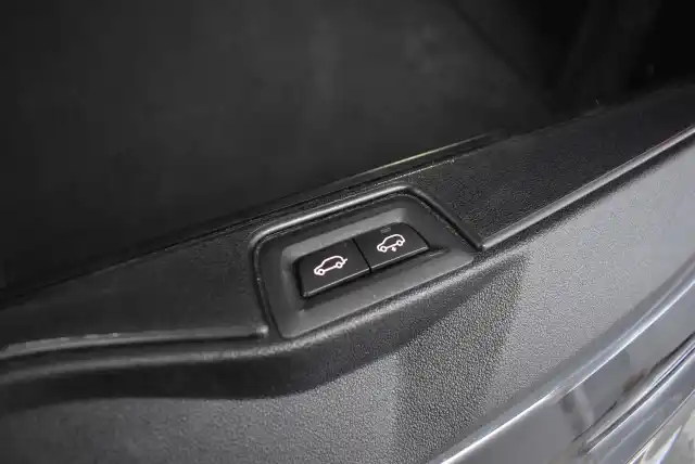 Musta Maastoauto, BMW X5 – MOE-870