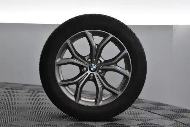 Musta Maastoauto, BMW X5 – MOE-870