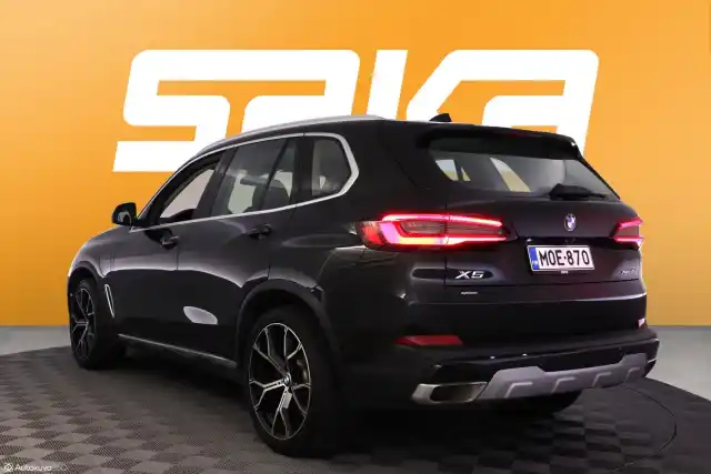 Musta Maastoauto, BMW X5 – MOE-870