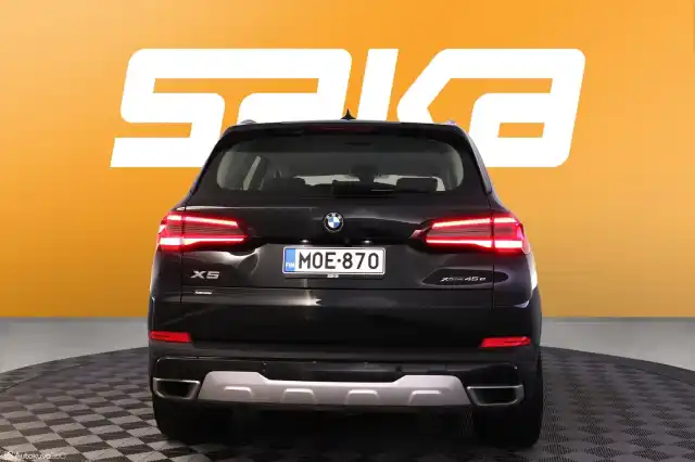Musta Maastoauto, BMW X5 – MOE-870