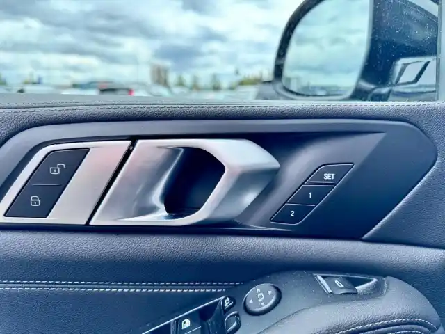 Musta Maastoauto, BMW X5 – MOE-870